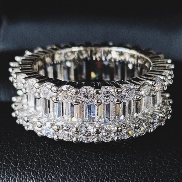 NEW💍18K GOLD BAGUETTE ROUND DIAMOND ETERNITY RING - Picture 2 of 6